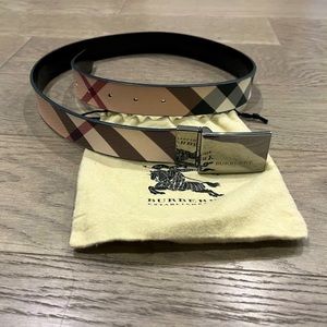 Women Burberry belt. Size: 32/80